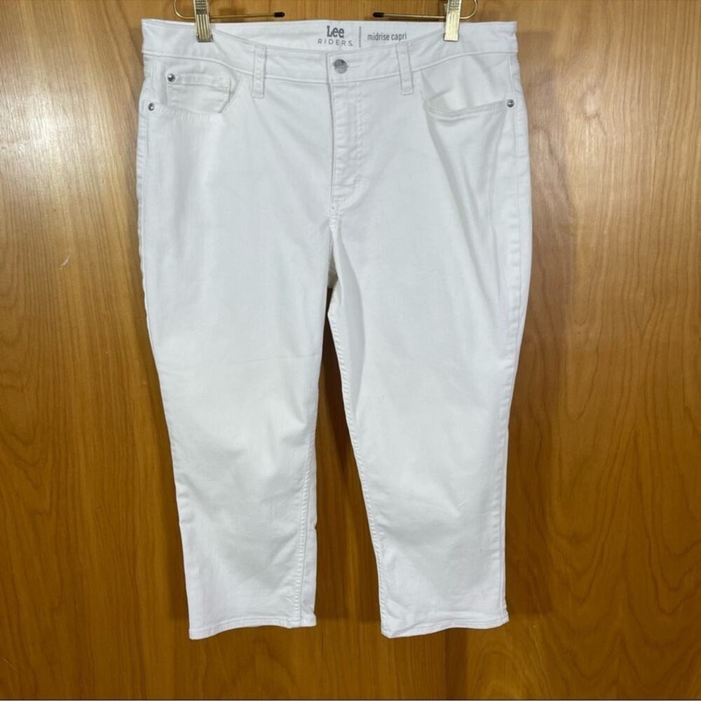 Lee Riders, Mid Rise Capri, Size 16M.  White. In excellent condition!